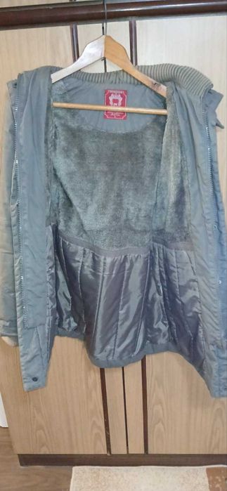 Продавам женско зимно яке запазено размер L жени. Цена 15 евро.