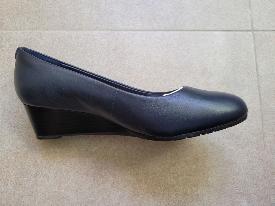 Чисто нови обувки Clarks с подарък втори чифт на ТОП цена