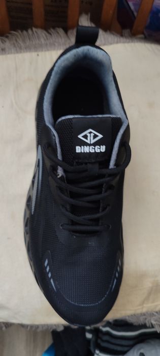 Кроссовки с усиленным носом