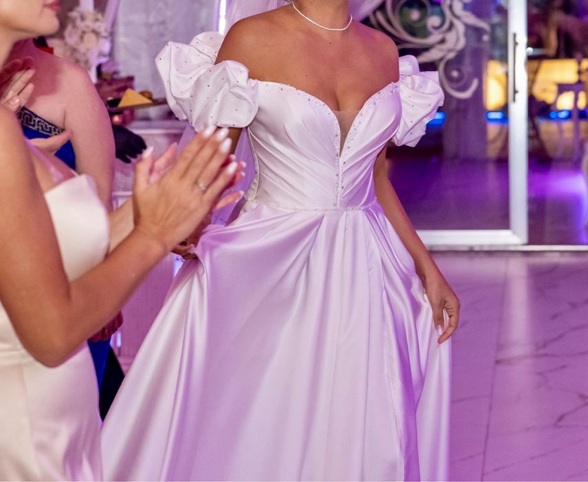 Rochie de mireasă stil prințesă, model cu mâneci bufante și crăpătură pe picior, stare impecabilă