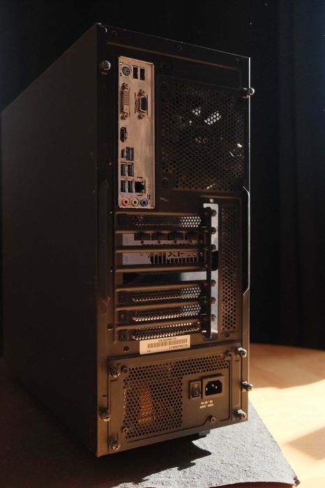 Гейминг компютър XFX Radeon RX7800XT + Ryzen 3600 + 32GB RAM