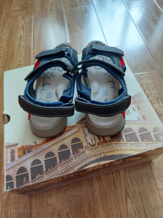 Сандалии  на мальчика р.33