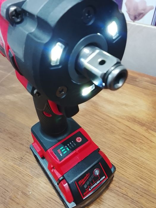 Impact pentru înșurubat Milwaukee cu o baterie de 6a Nou