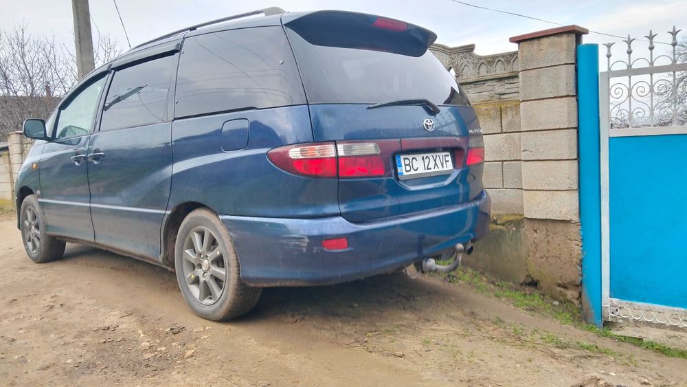 Se vinde mașină Toyota Previa în stare bună de funcționare.