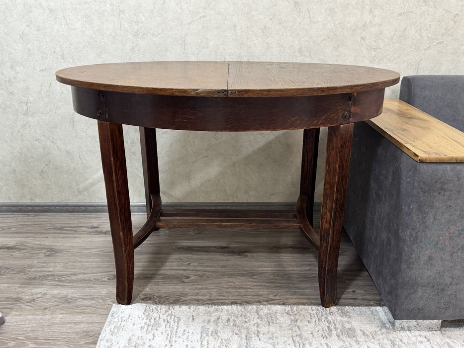 Продам деревянный стол.