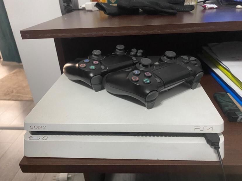 Vând PS 4 cu toate accesoriile și mentenanță făcută!!