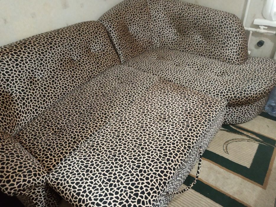 Мягкий уголок с столом