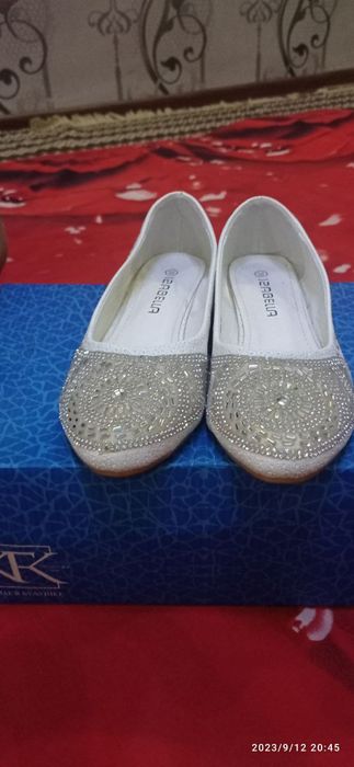 Oyoq kiyimlar sotiladi