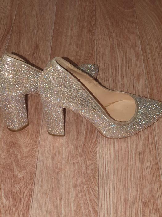 Продам туфли со стразами