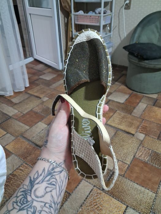 Продавец обувь 39,40 размера