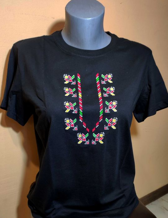 бродирани дамски тениски с българска шевица