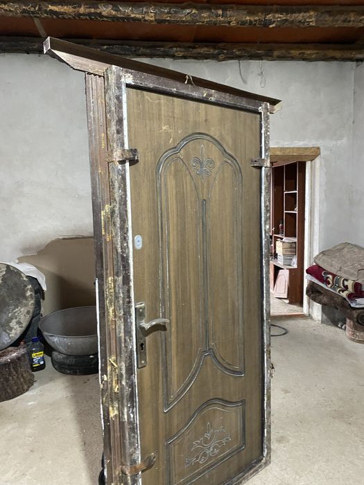 Дверь дома . Установлен на 2года