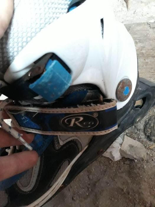 Vand role pe roti si papuci copiila schimb cu blugi baeti