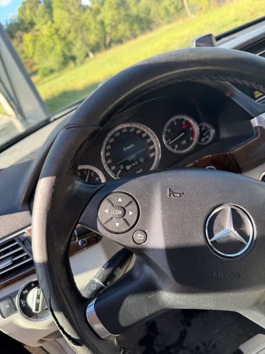 Mercedes-Benz E200