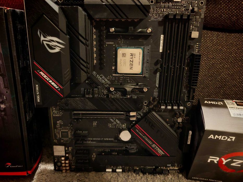 ASUS ROG STRIX B550-F GAMING + RYZEN 7 5800X 8-Core (4.7 GHz ) AM4