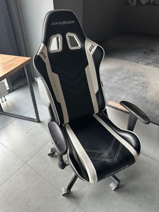 Кресло компьютерное и стол для компьютера