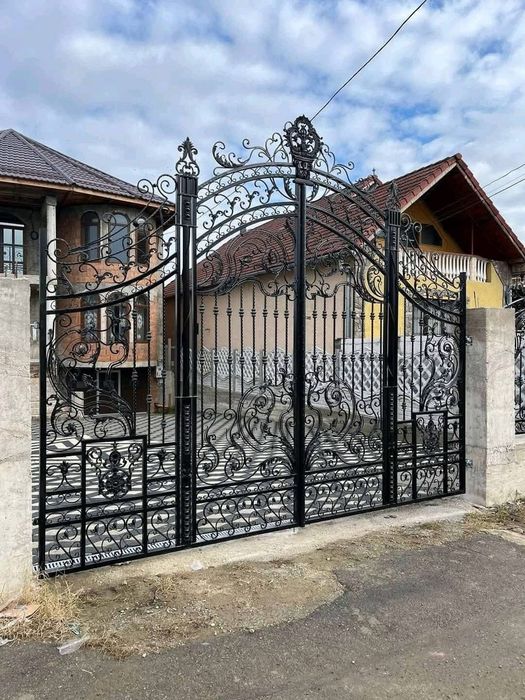 Porți din fier forjat sau tablă decupată