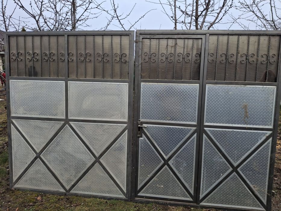 Doua porti mari si una mica in interiorul acestora