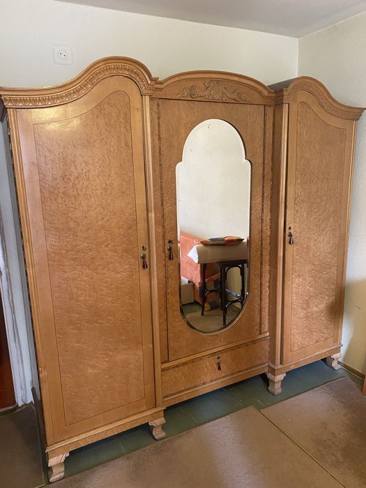 Dulap vechi peste 100 ani lemn par alb