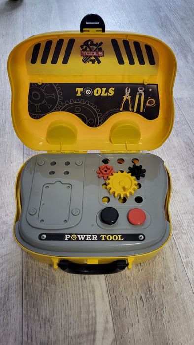 Продам игрушечный чемоданчик с инструментами