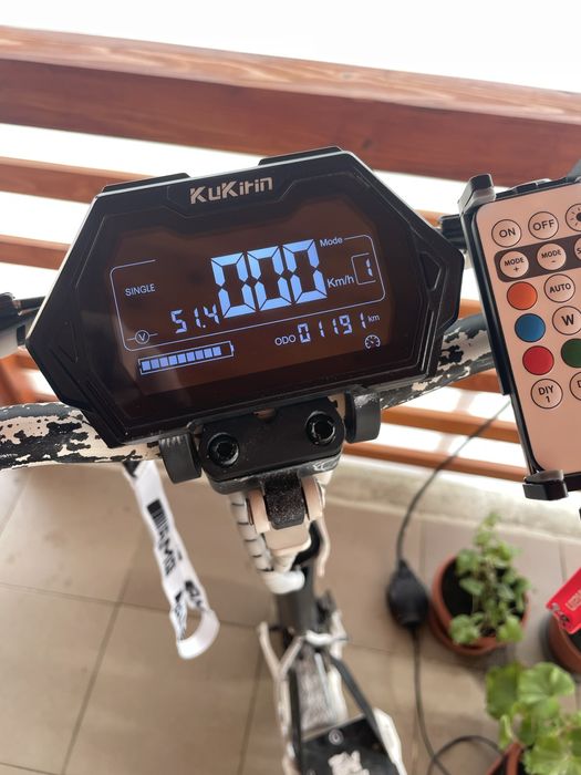 Vând trotineta electrica Kukirin G2 Pro custom alb cu scaun confortabil