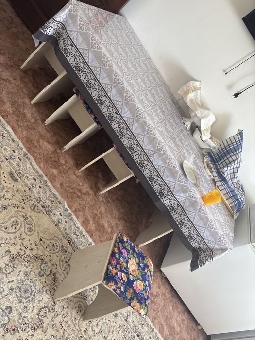 Продаются кухонный Стол и стулья