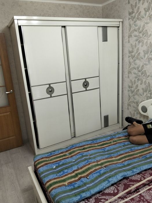 Кровать, шкаф и тумба