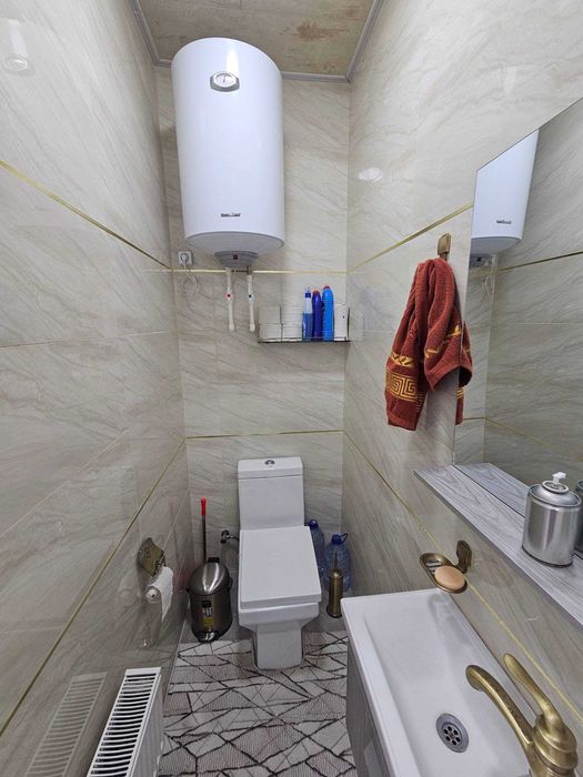 Buxoroda xonadon uy kvartira sotiladi 2 xonali 65m² 4-qavat.