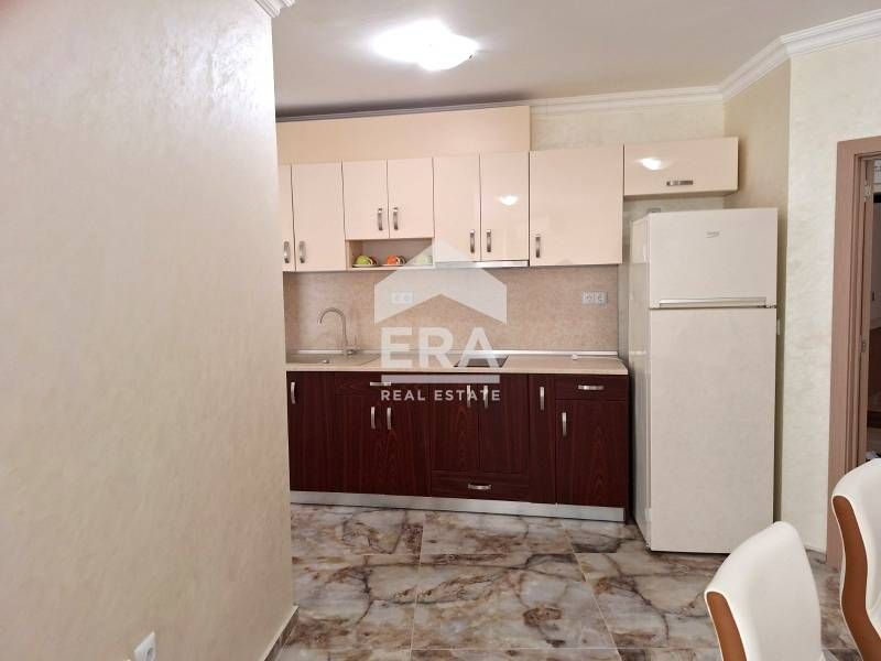 Обзаведен двуспален апартамент в стария град, на 200 м от морето