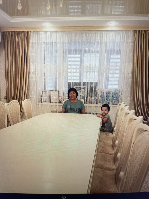 Продается витрина , стол со стульями