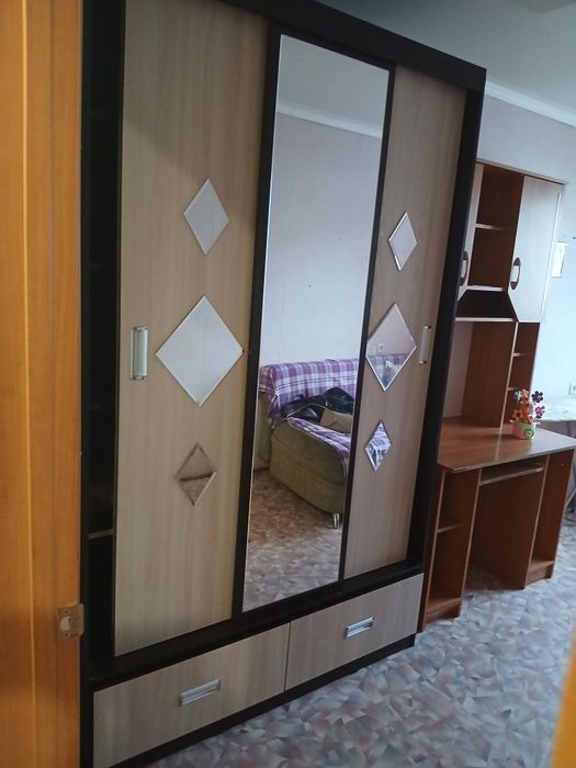 Продам шкаф компьютерный стол в подарок!самовывоз!!!