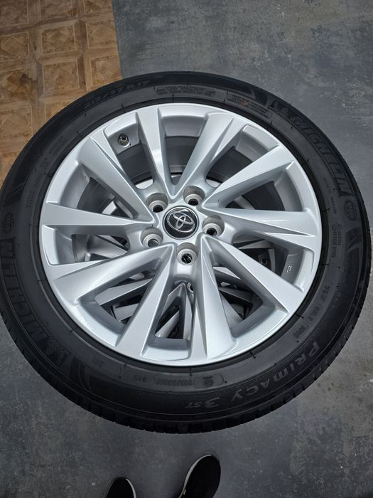 Продам диски с шинами камри 75 оригинал