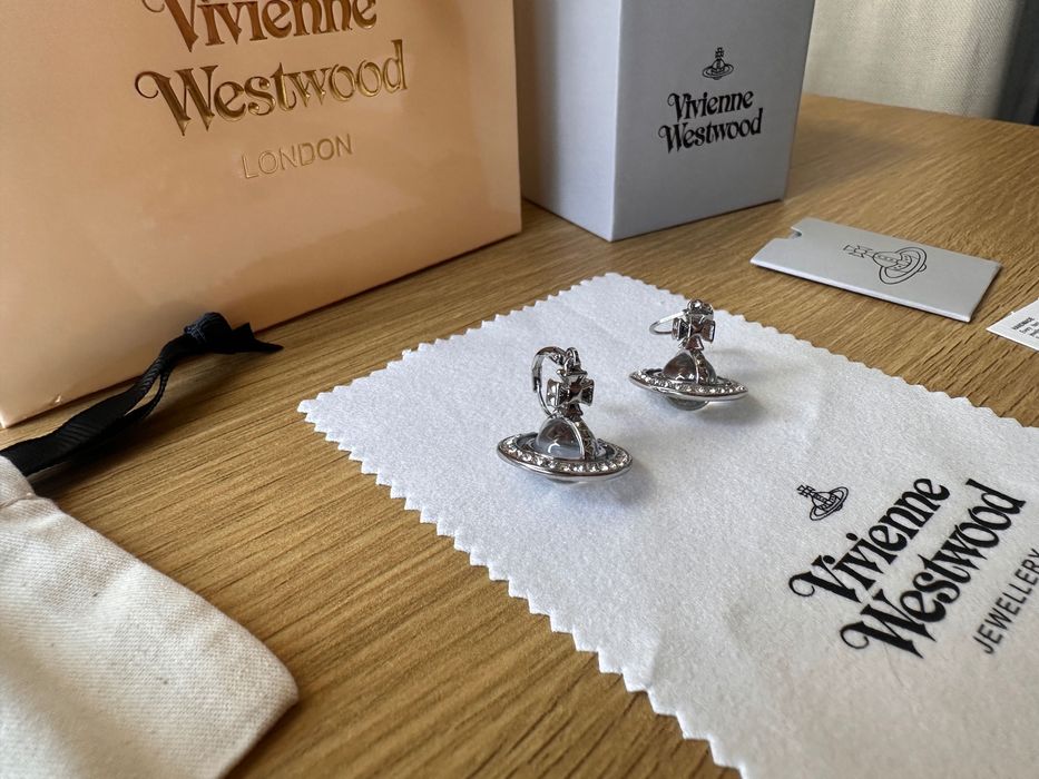 Cercei Vivienne Westwood ”world’s end orb”, bilă alba + argintiu mici