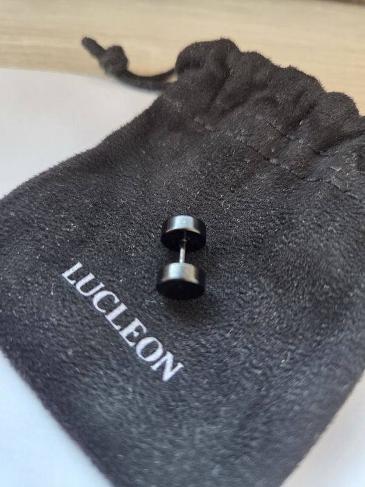 Cercel bărbați cu șurub negru 8 mm