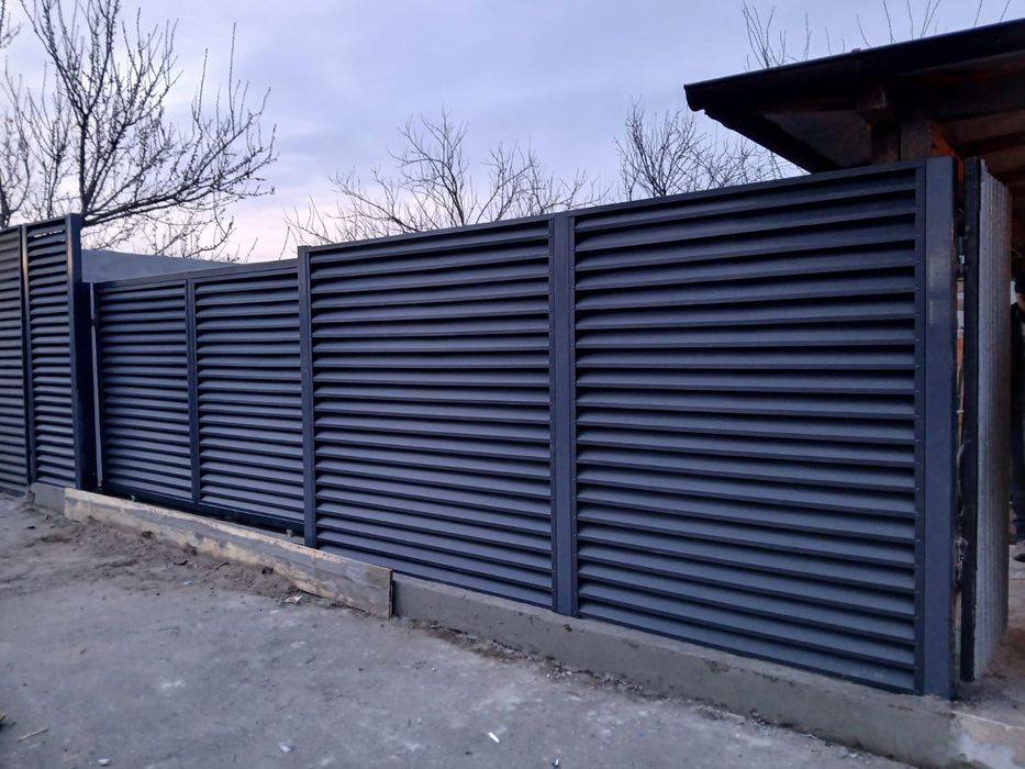 Garduri și porți stil jaluzea șipcă metalică tabla cutata