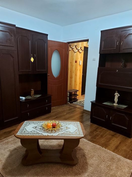 Închiriez garsoniera pe termen lung,zona 9 Mai,parter( 1100 lei)i,