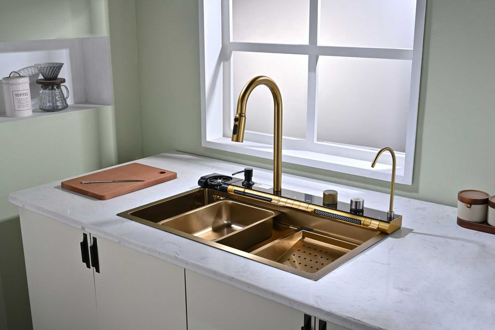 Златна мултифункционална кухненска мивка с регулируем двоен водопад