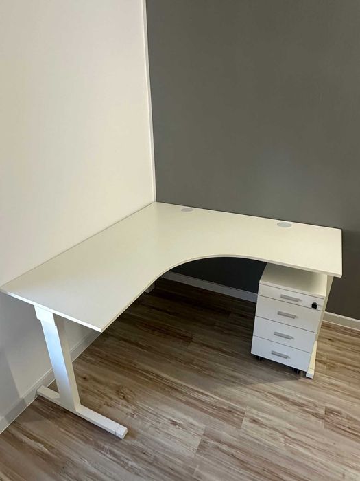 birou premium 140x140cm marca Techo cadru aluminiu blat pal alb