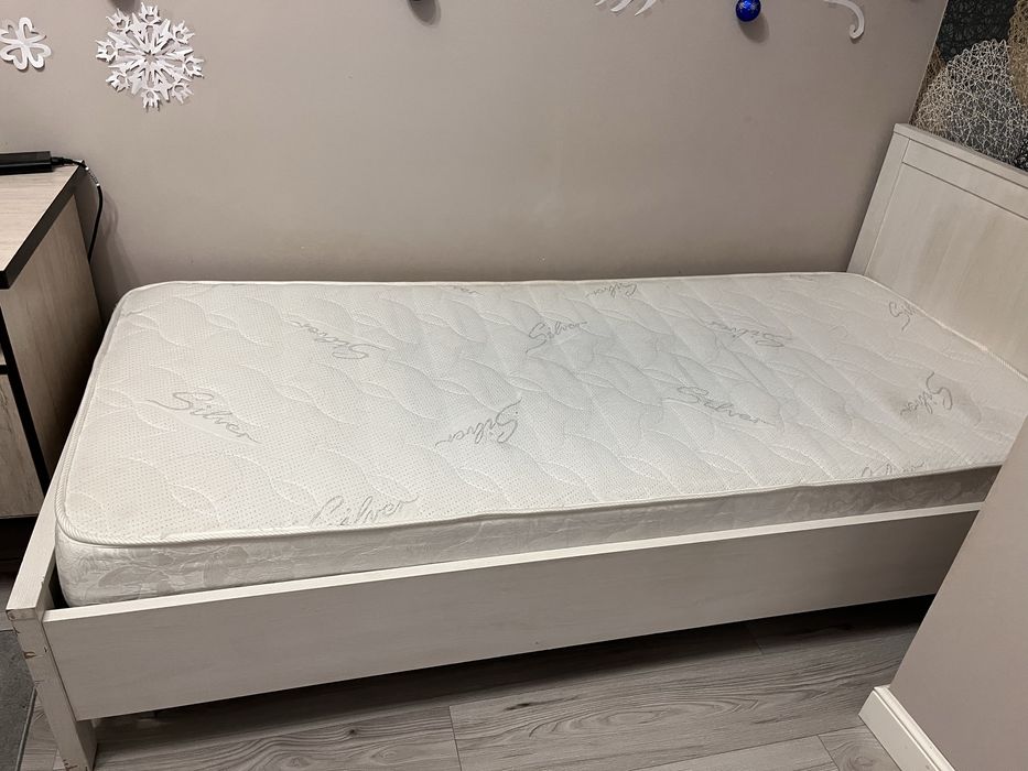 Кровать с матрасом