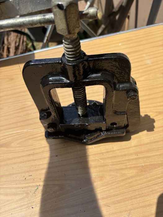 Тръбно менгеме стоманено