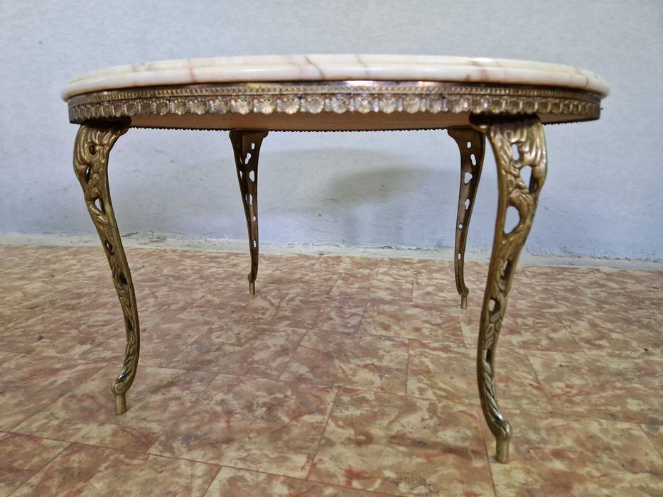 Кръгла холна маса с мраморен плот