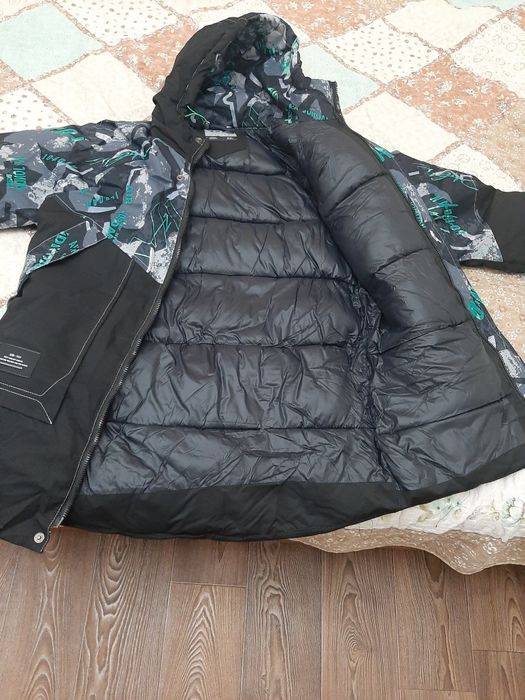 Продам куртку зимнюю с капюшоном