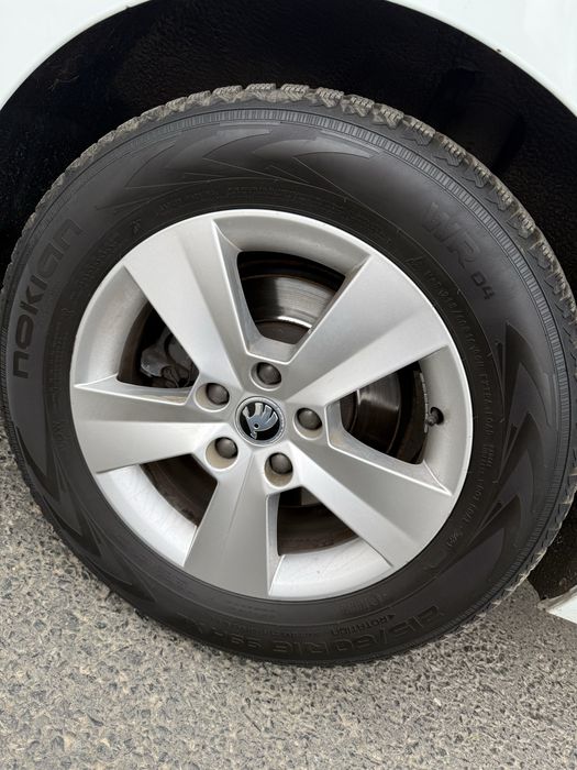 Vând 4 anvelope de iarnă:  2 bucati NOKIAN SNOWPROOF2 XL si 2 bucati NOKIAN 215/60R16 99H WR D4 XL dimensiune 215/60 R16 99H XL.