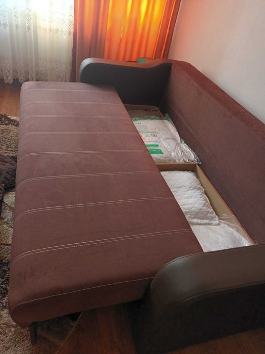 Vand canapea sufragerie 3 locuri , stare impecabila.