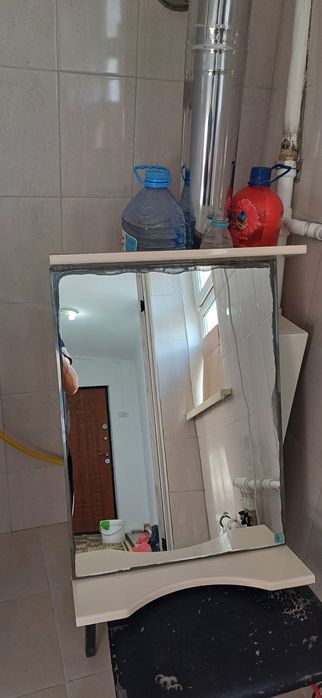 Продаю полка с зеркалом  и раквины