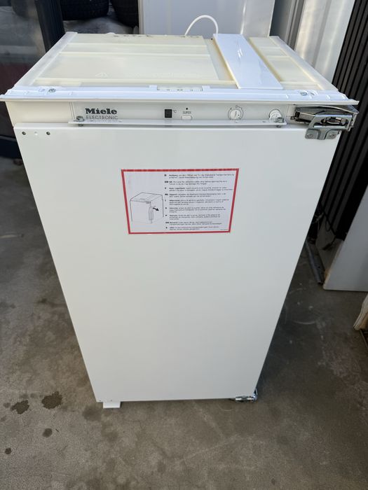 Малък хладилник Миеле за вграждане с камера 102см