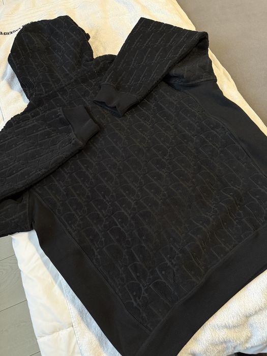 DIOR – черен суичър с качулка (all-over monogram)