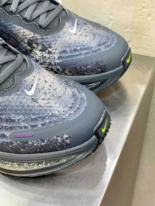 Продавам нови мъжки маратонки Nike Vomero plus Anthracite/Oatmeal/Volt/Black