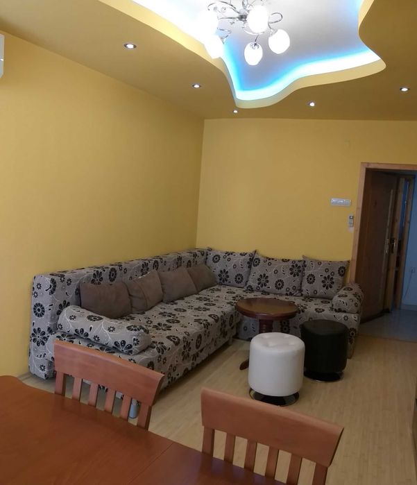 Дава се под наем Тристаен апартамент в Велико Търново, Център - 70 кв.м за 341.7 € - Снимка #1