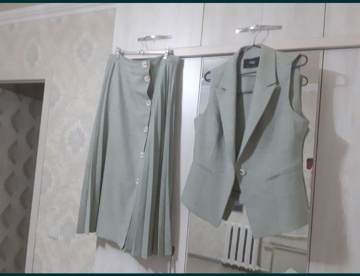 Новая двойка с биркой: юбка плиссе и жакет